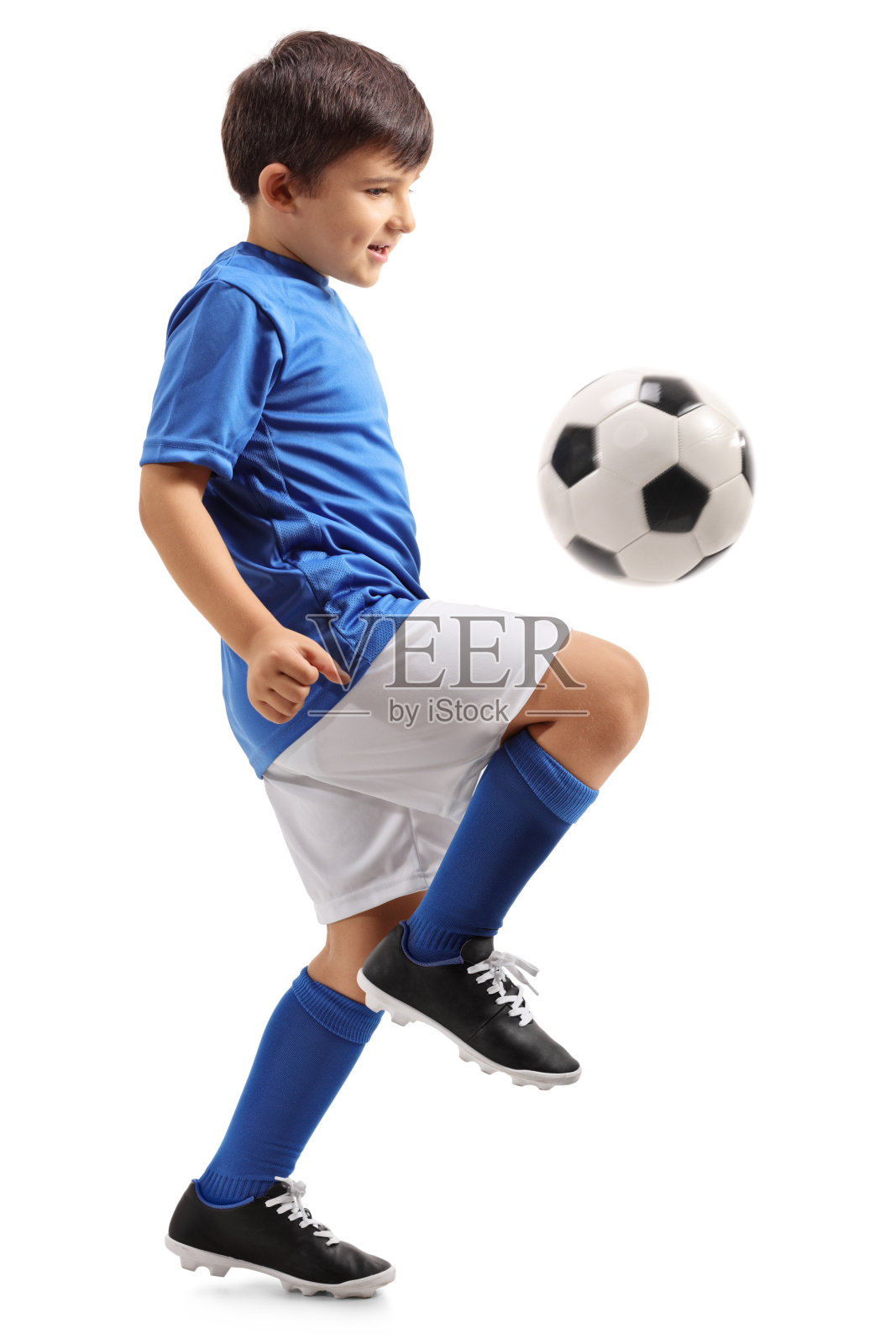 小足球运动员在玩足球照片摄影图片