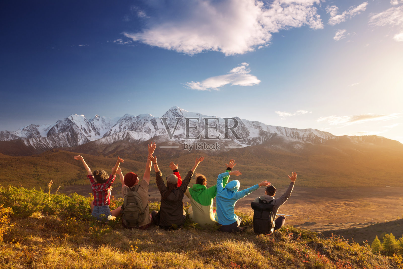 一群快乐的朋友欢聚山顶照片摄影图片