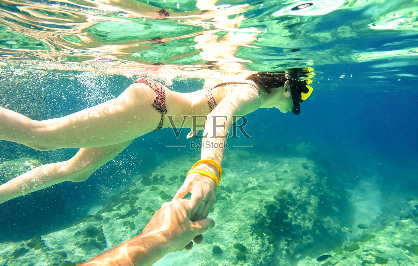浮潜夫妇游泳一起在热带海洋跟我的构图-浮潜旅游在异国情调的潜水场景-有趣的旅游概念与活跃的女孩水下-软焦点due water density照片摄影图片