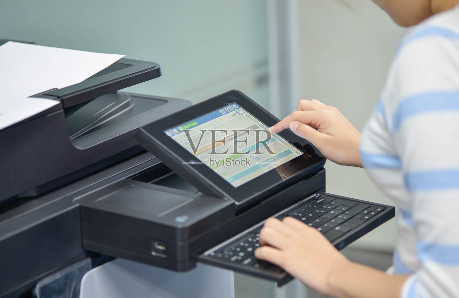 商业女性正在使用打印机来扫描和打印文件照片摄影图片