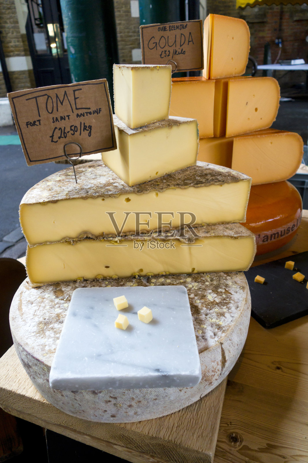 市场摊位上的欧洲奶酪照片摄影图片