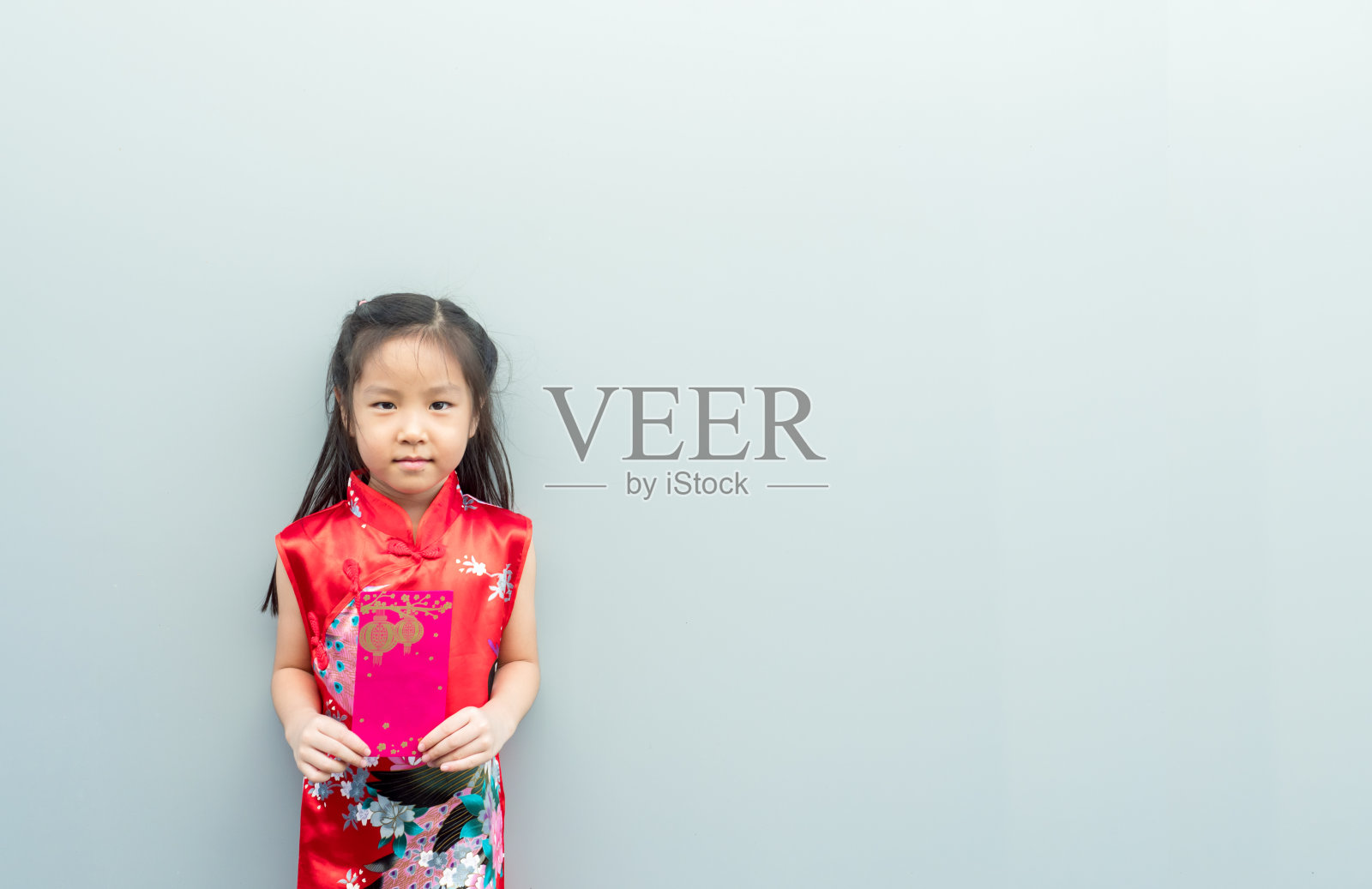 亚洲女孩穿着中国旗袍和红包照片摄影图片