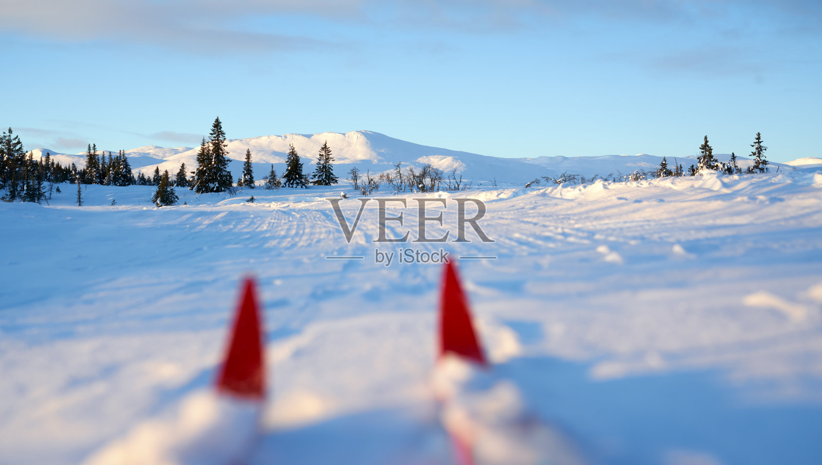 越野滑雪在山上，挪威辛芬杰尔奥普兰县照片摄影图片