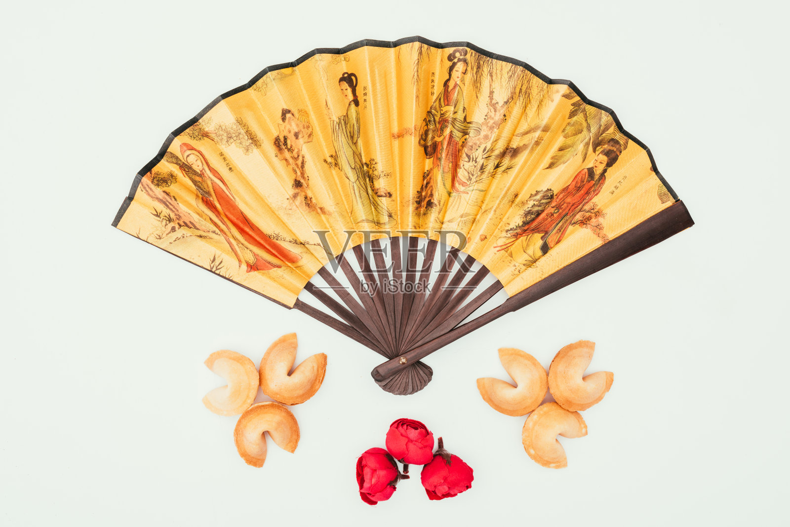 顶视图的传统中国手持扇子与鲜花和幸运饼干孤立在白色照片摄影图片