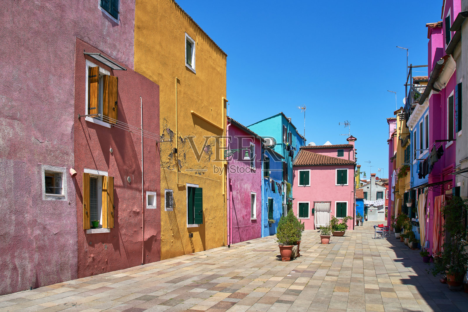 Burano,威尼斯。广场上五颜六色的房屋建筑。2017年夏天,意大利照片摄影图片