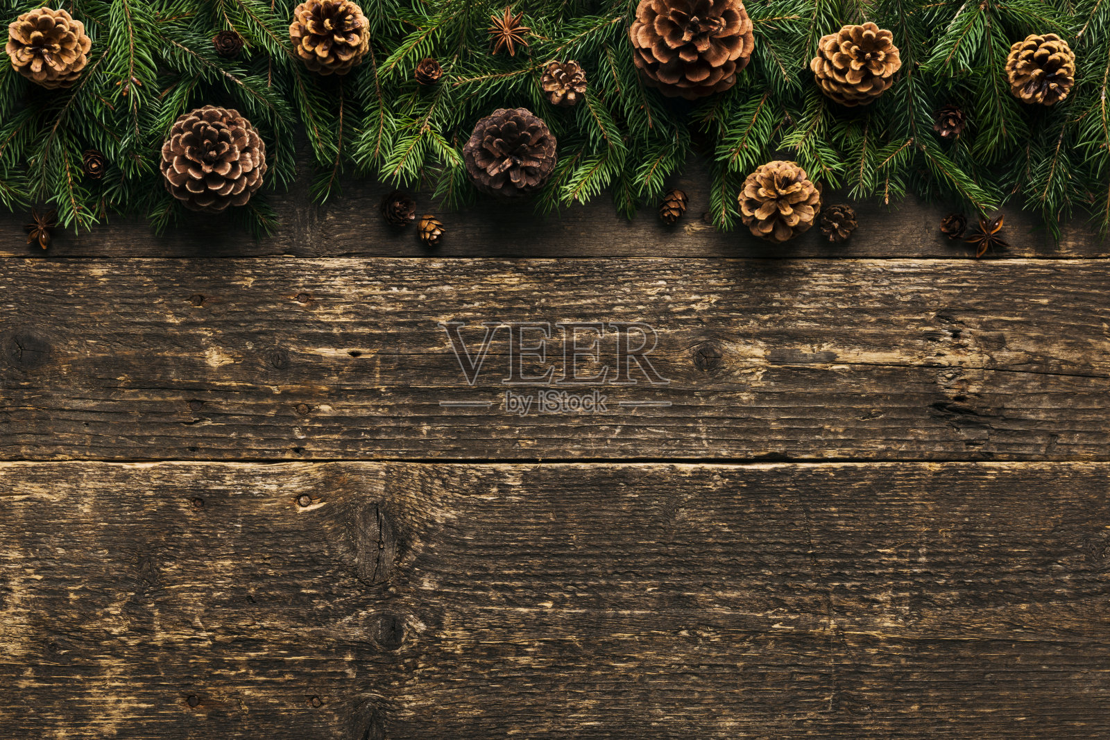 圣诞节背景，杉树枝与松果木制背景，节日概念与拷贝空间照片摄影图片