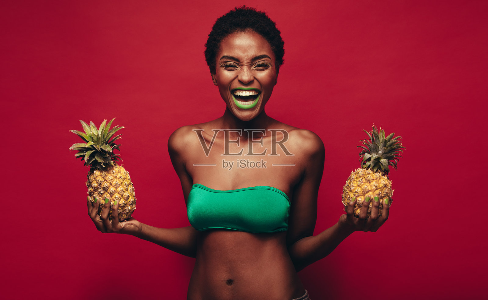 拿着菠萝大笑的非洲女人照片摄影图片