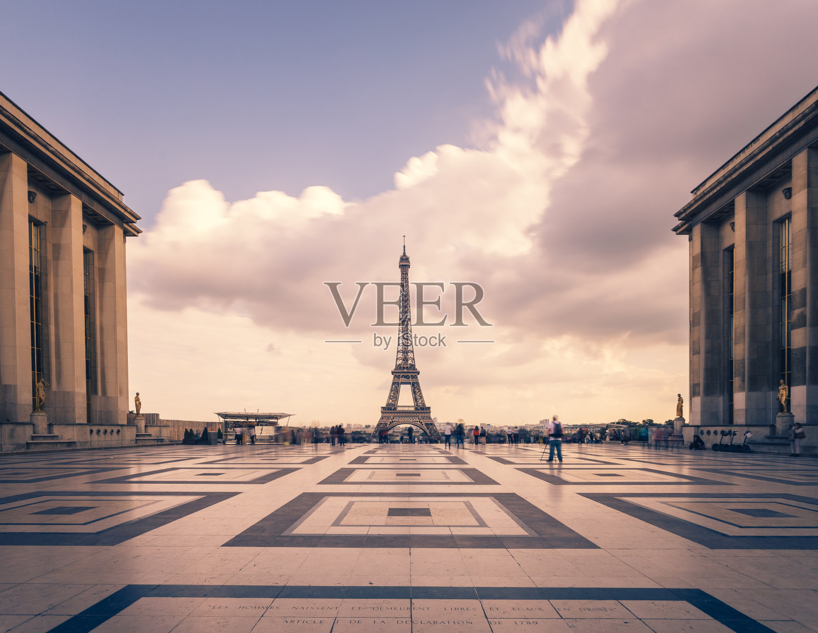 埃菲尔铁塔，巴黎的象征和法国的标志性建筑，在一个阴天。欧洲著名的旅游景点和浪漫的旅游目的地。城市景观和旅游概念。长时间的曝光。健美的照片摄影图片