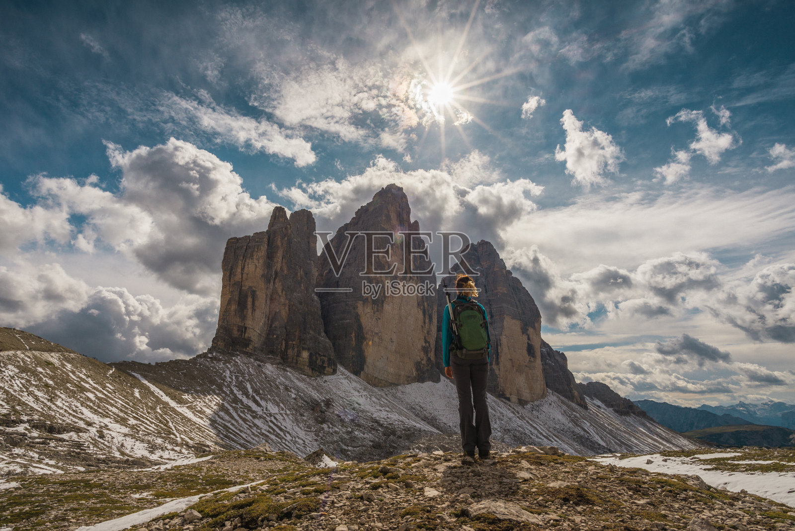意大利多洛米特山脉的年轻女性正在欣赏丘西米照片摄影图片