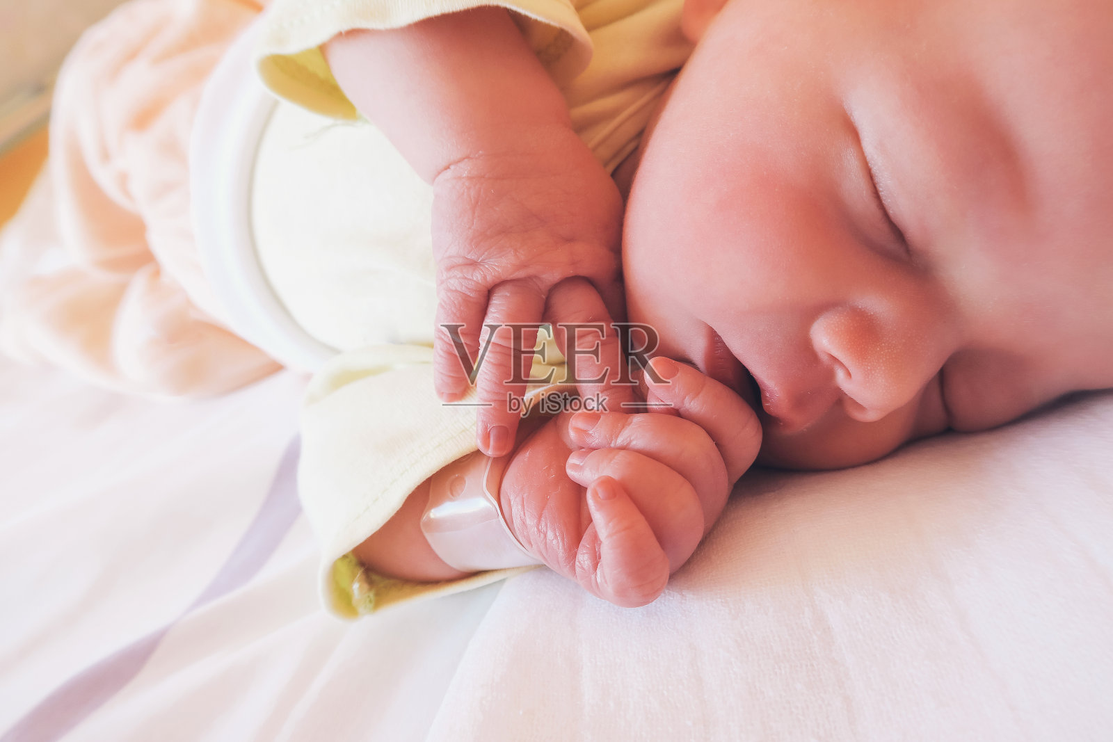 新生儿在产房出生的第一天。照片摄影图片