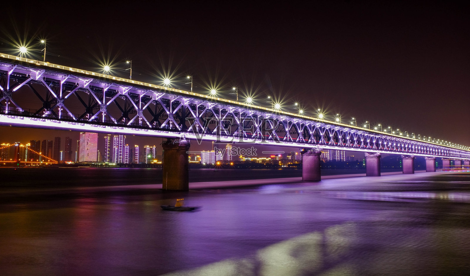 武汉长江大桥双层桥的夜晚。照片摄影图片