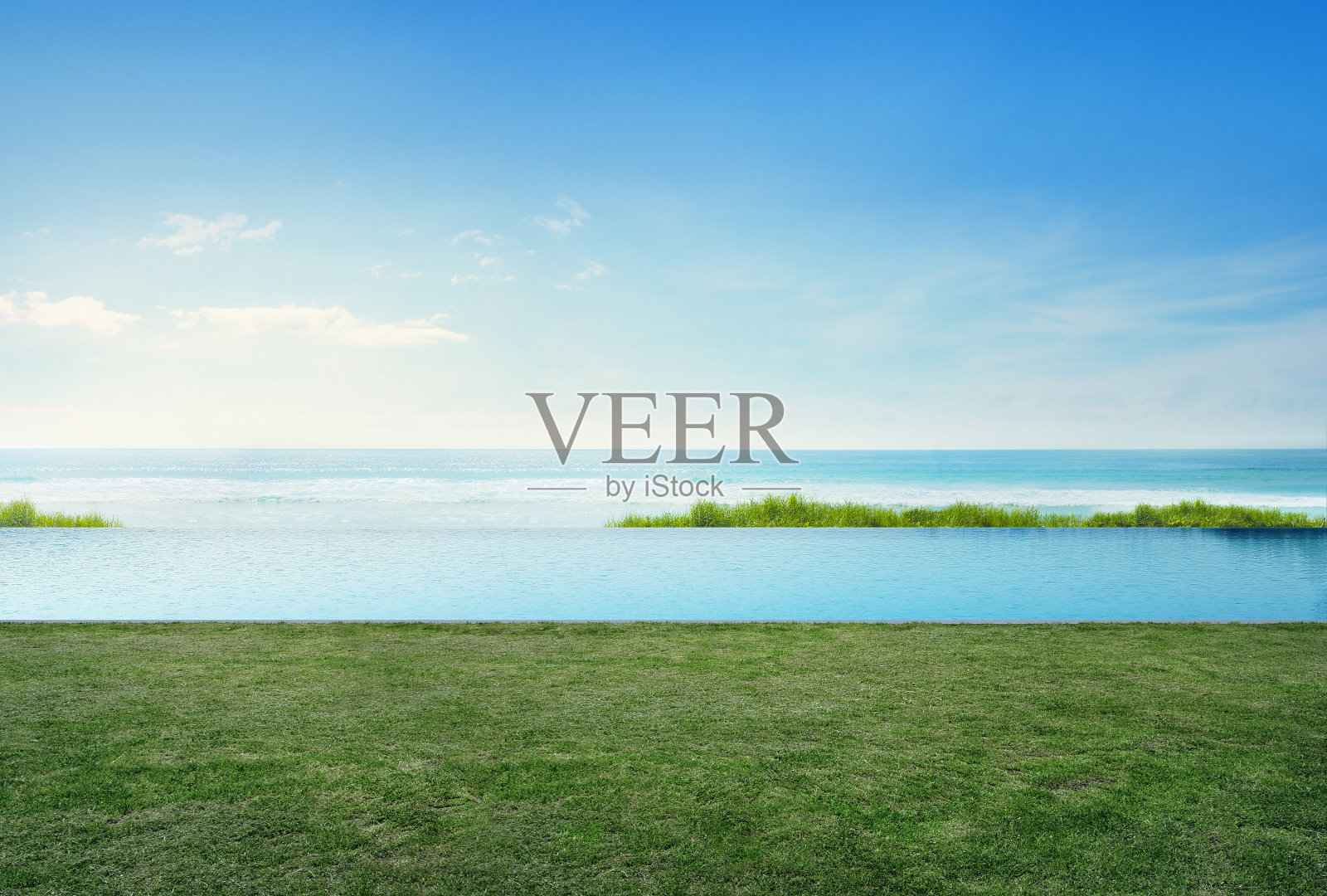 空草地板甲板在豪华的海滩别墅与蓝天背景，海景露台度假屋或酒店照片摄影图片
