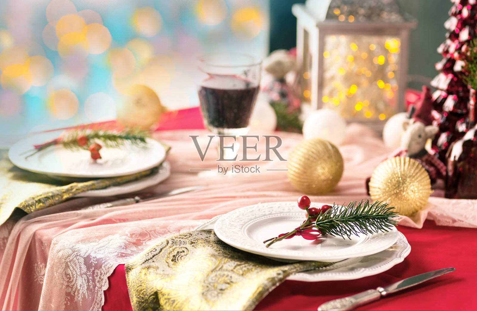 漂亮的圣诞餐桌装饰照片摄影图片