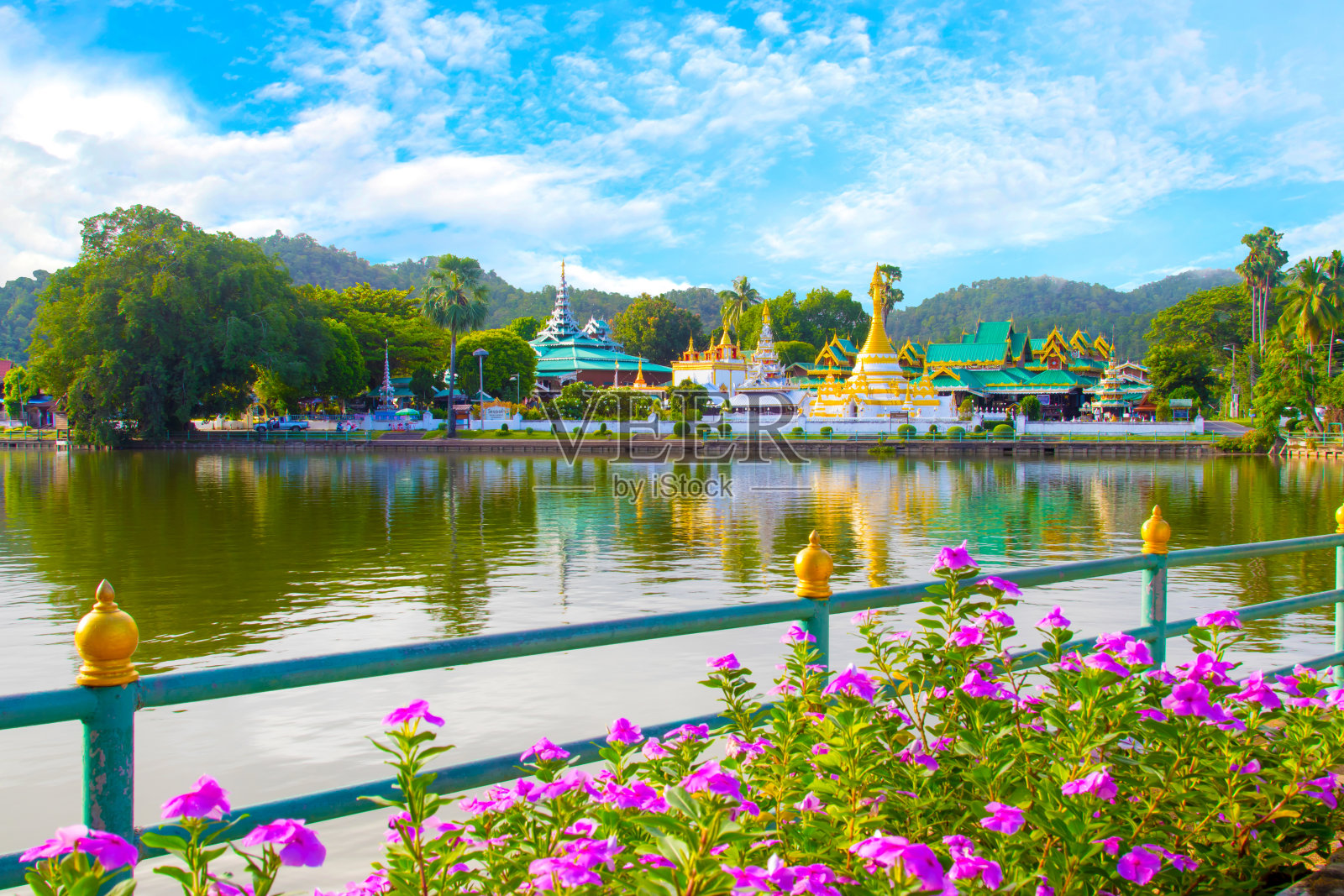 钟康寺-钟康寺是泰国清迈附近的Mae hong son最受游客喜爱的地方，有着蓝天照片摄影图片