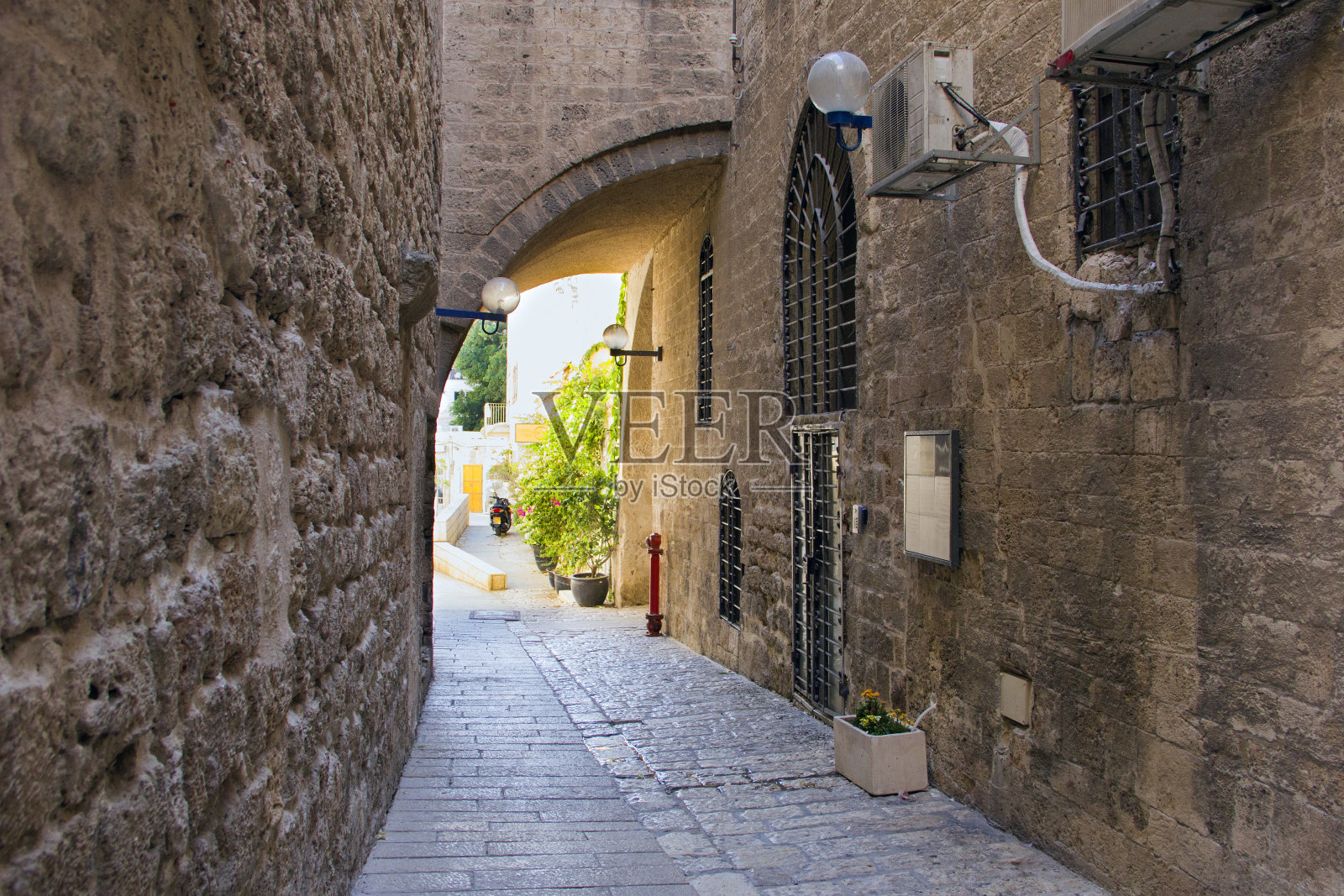 以色列雅法古城的古老石头街道和城墙照片摄影图片