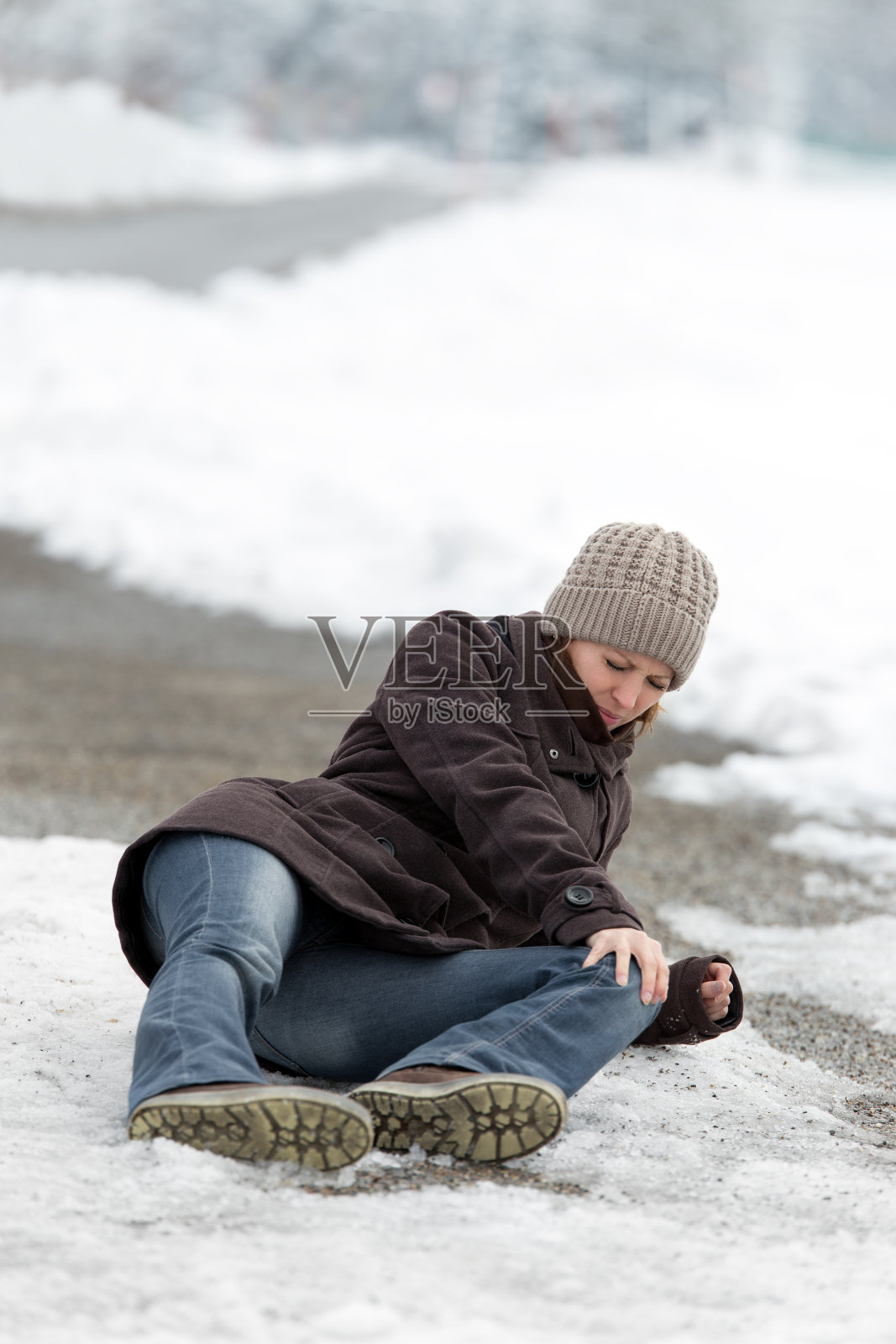 一个年轻女子在结冰的街道上出了车祸照片摄影图片