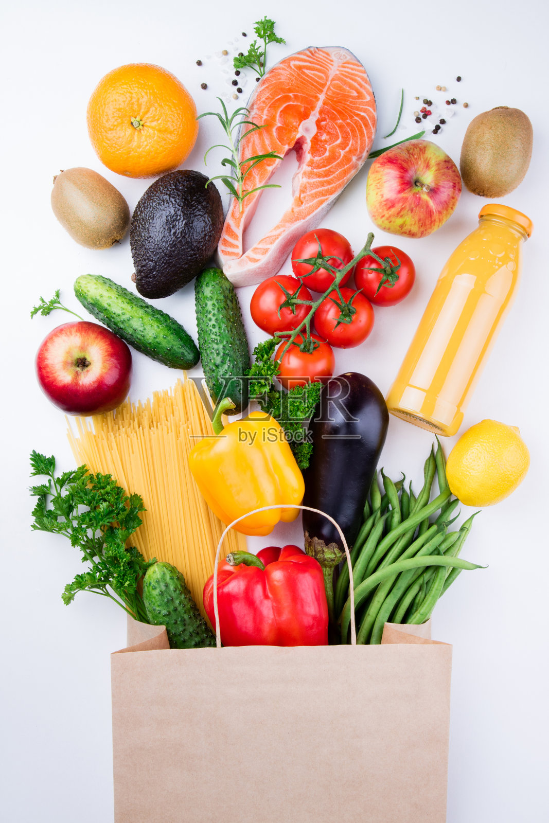 健康饮食背景。健康食品在满纸袋不同的产品鱼，蔬菜和水果在白色的背景照片摄影图片