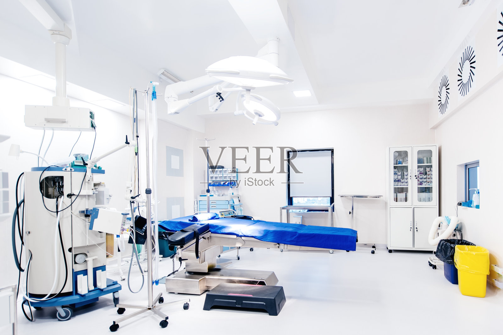 医院细节-配备技术和灯具的现代手术室照片摄影图片