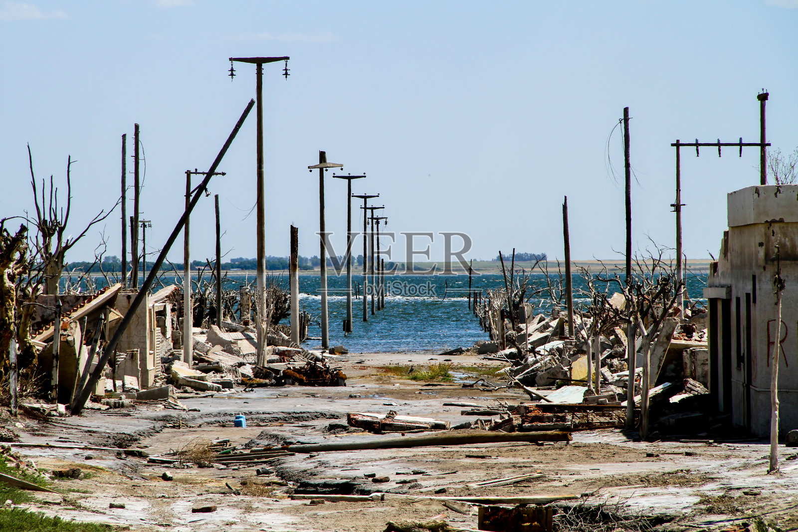 被遗弃的鬼城。阿根廷已故小镇的废墟。照片摄影图片
