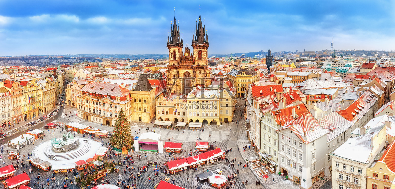 圣诞节期间的布拉格。冬天下雪的景色。布拉格，捷克共和国，老城广场和泰恩教堂的经典全景圣诞集市。新年喜庆时刻。照片摄影图片