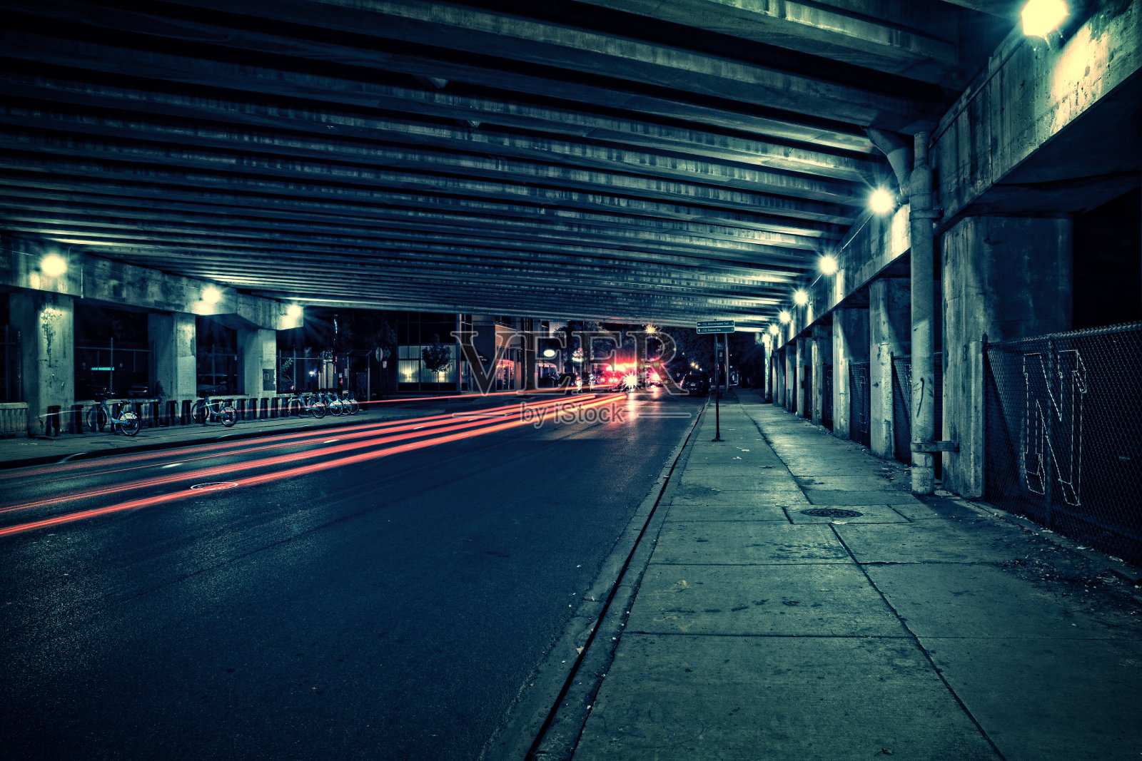 消防车，救护车，警察和交通在黑暗的芝加哥隧道高架桥街道晚上。照片摄影图片