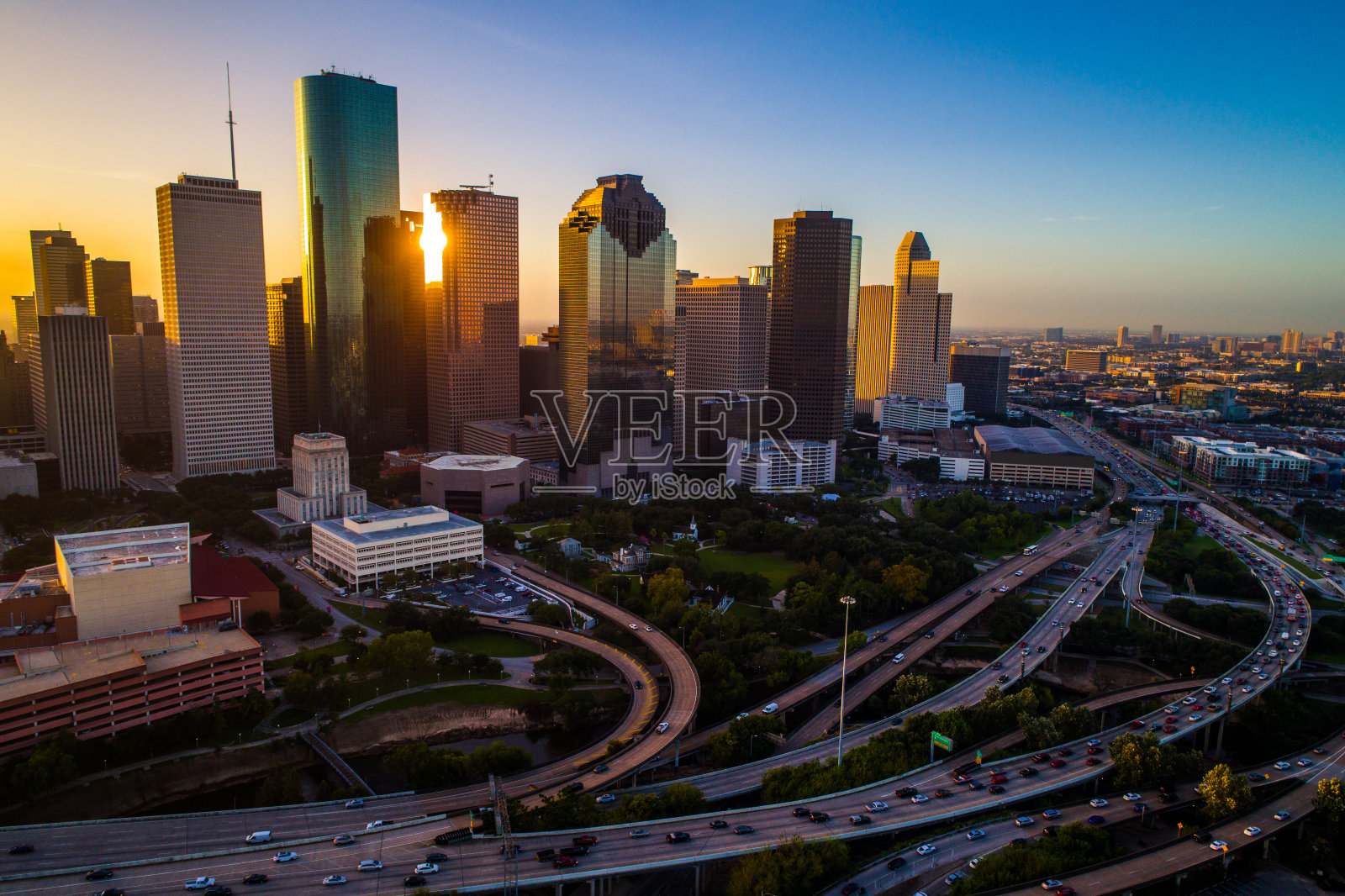 休斯顿德克萨斯州无人机日出看城市天际线，多彩的早晨市中心照片摄影图片