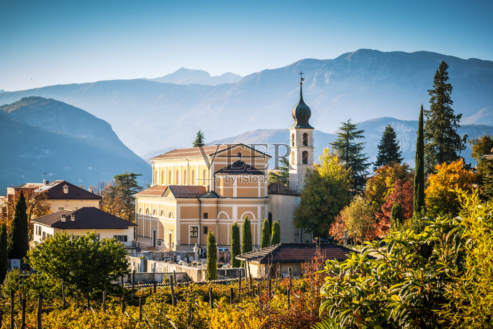 阿尔卑斯山的秋天，特伦托的教堂照片摄影图片