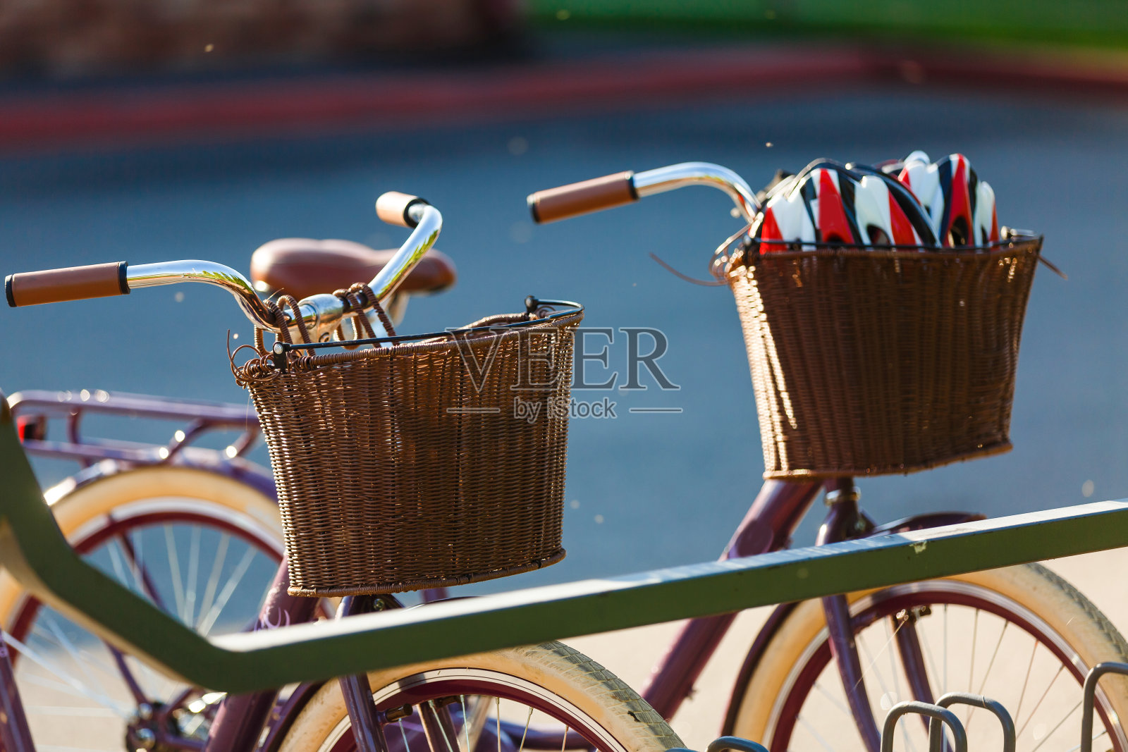 Vintag自行车与篮子停放在街道复古壁纸背景浅焦点照片摄影图片