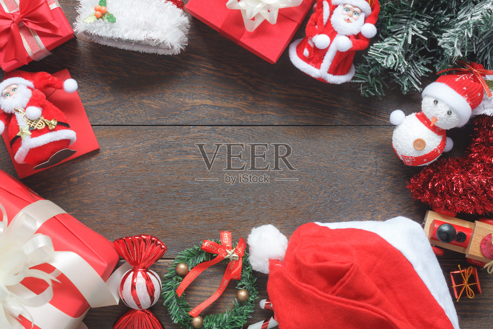 俯视图图像的配件装饰和装饰品为快乐的圣诞节和新年的背景概念。冬季必备物品。美丽的物品在现代棕色桌子在工作室照片摄影图片