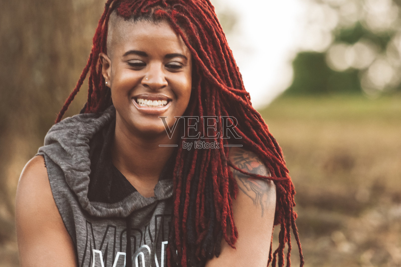 快乐的黑人女性照片摄影图片