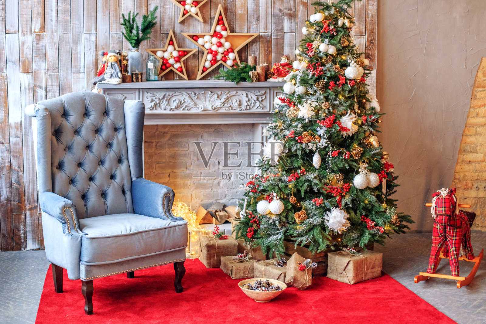 阁楼客厅里不寻常的内部装饰着一棵圣诞树。圣诞、新年、节日、背景的概念。照片摄影图片