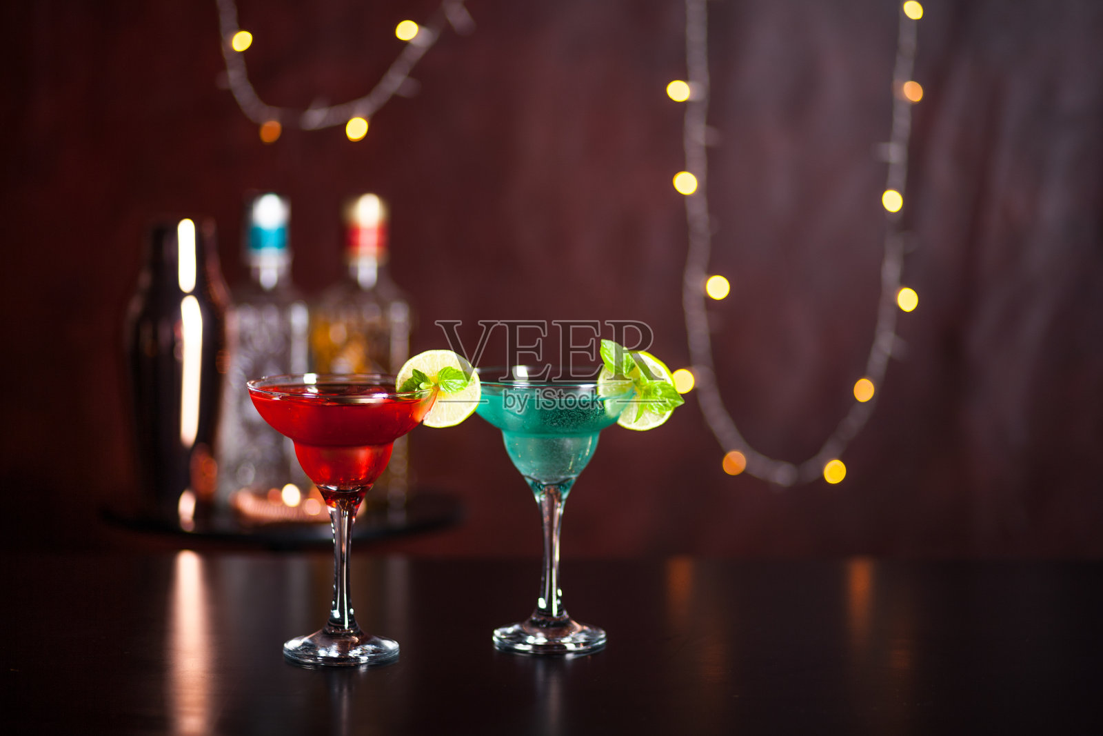 酒吧背景是粉色和蓝色的马提尼鸡尾酒。酒吧里的酒精鸡尾酒。照片摄影图片