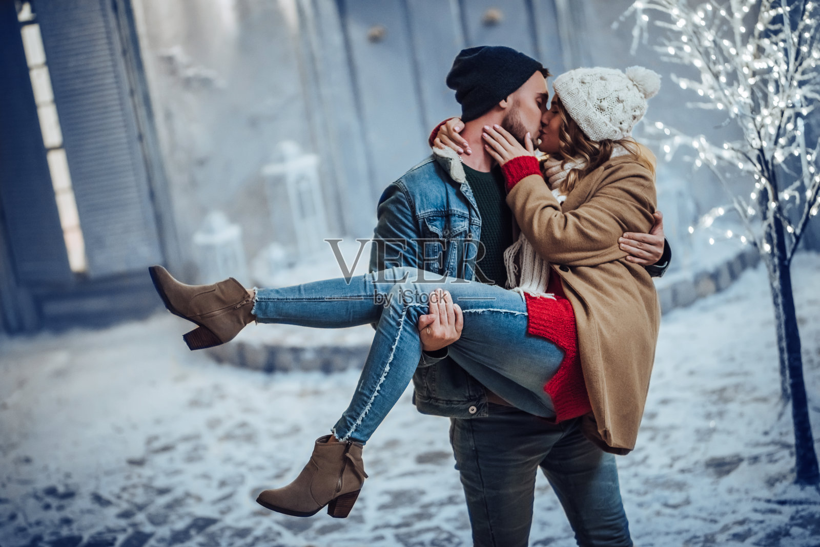 年轻浪漫的夫妇在冬天的户外玩耍照片摄影图片