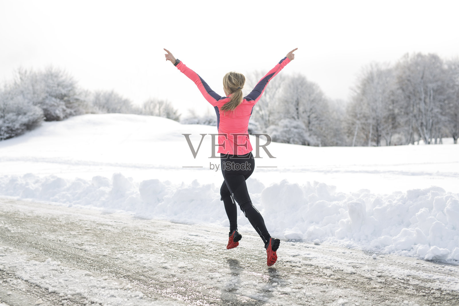 冬季健身跑步的女人照片摄影图片