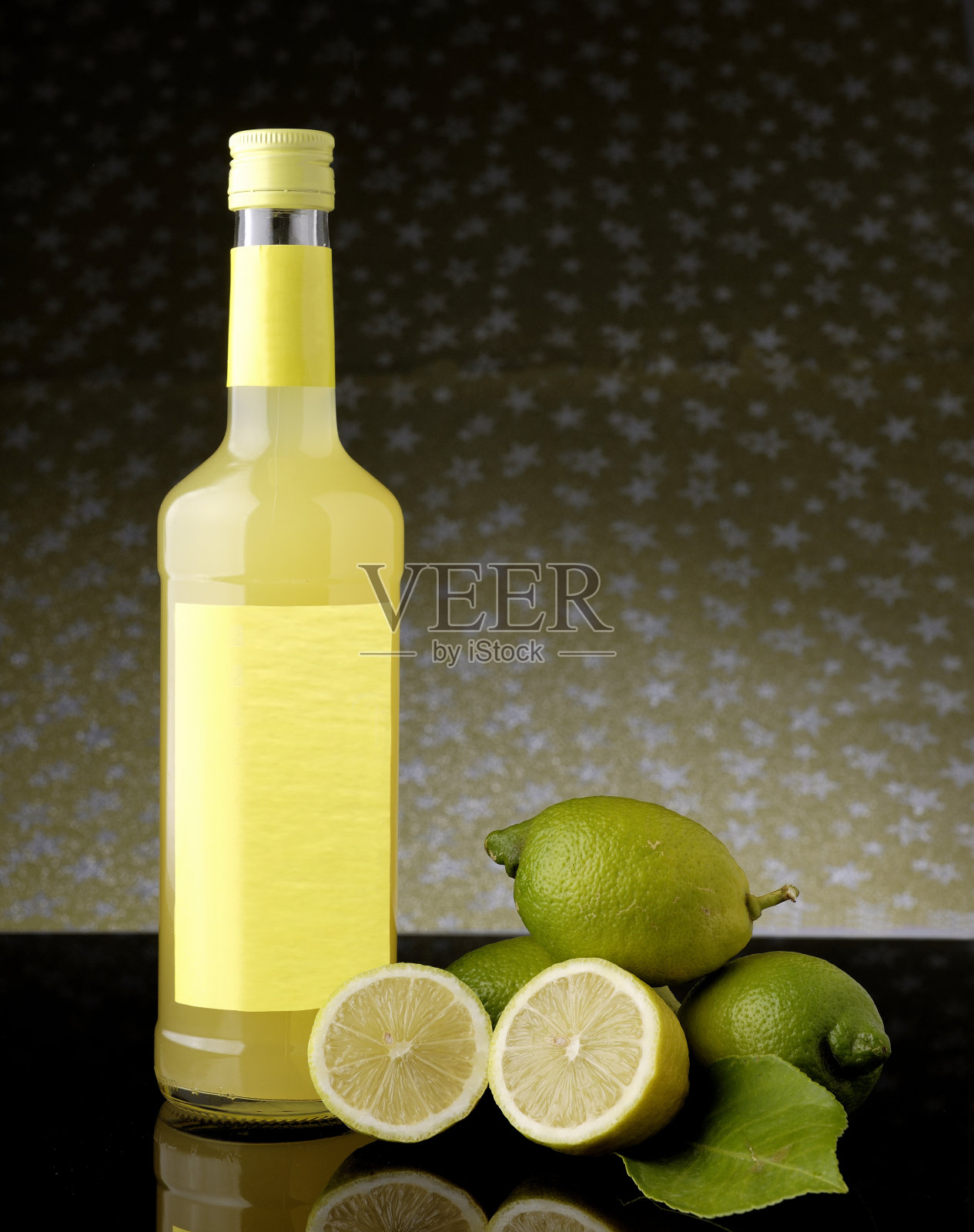 柠檬酒的瓶子没有标签照片摄影图片
