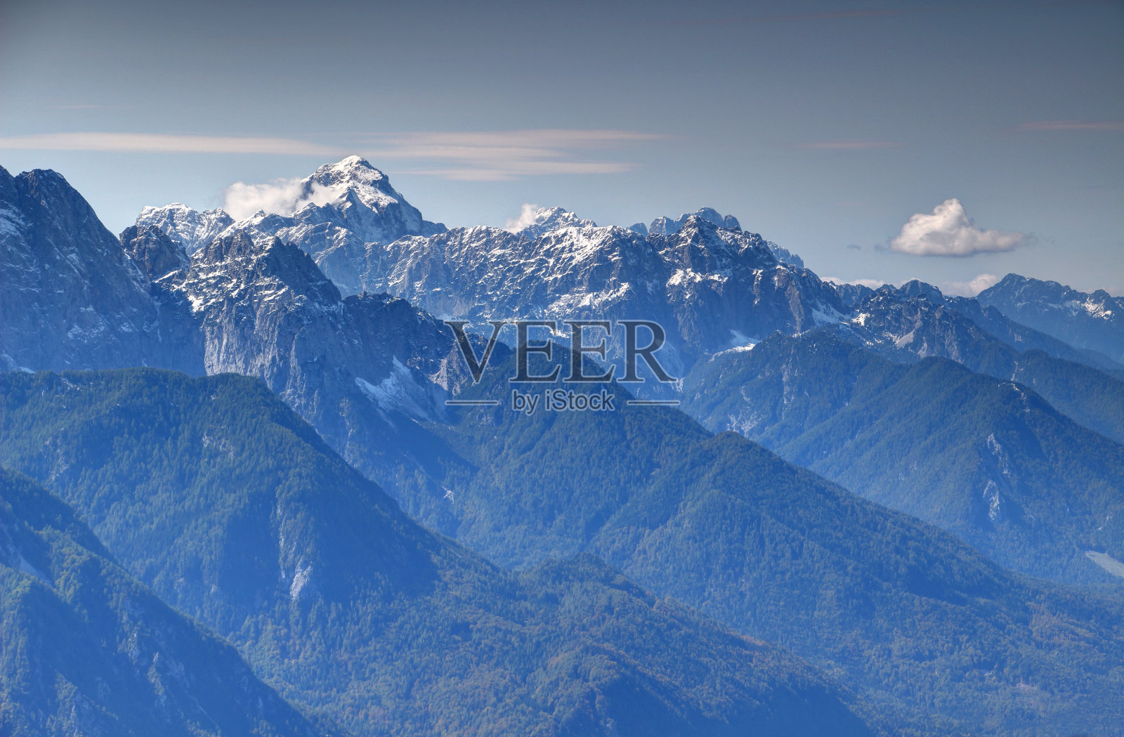 斯洛文尼亚朱利安阿尔卑斯山脉的白雪山峰和森林山脊照片摄影图片