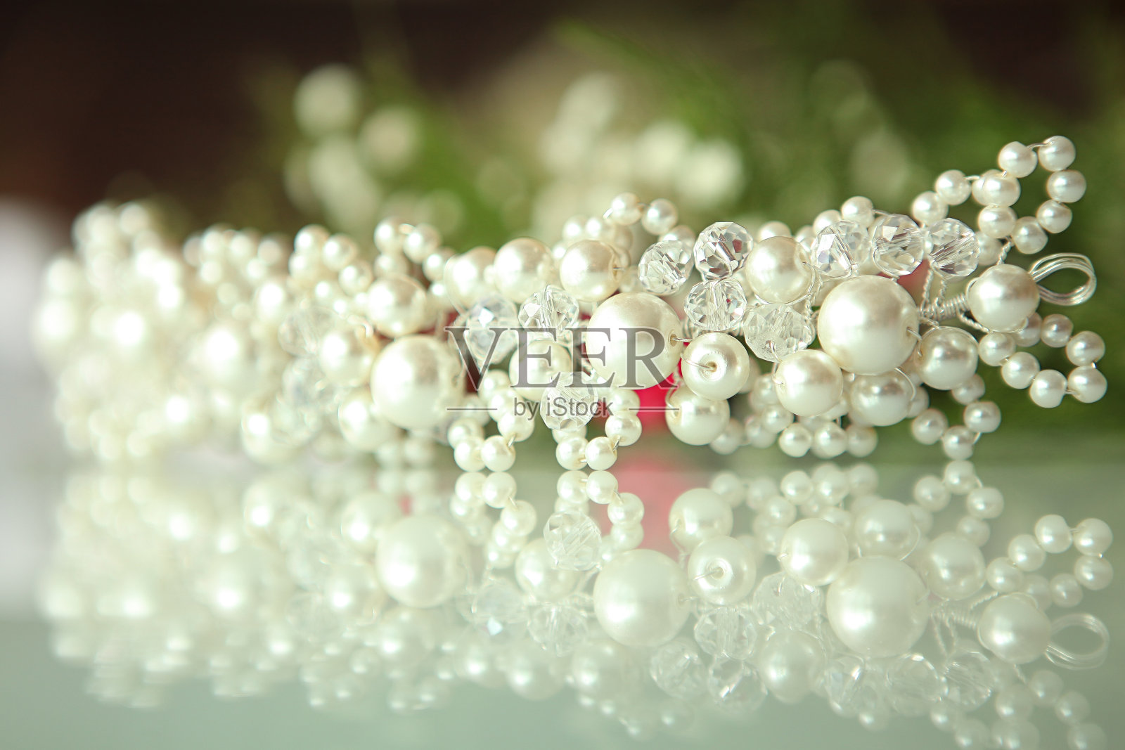 白色背景上的白色珍珠婚冠照片摄影图片