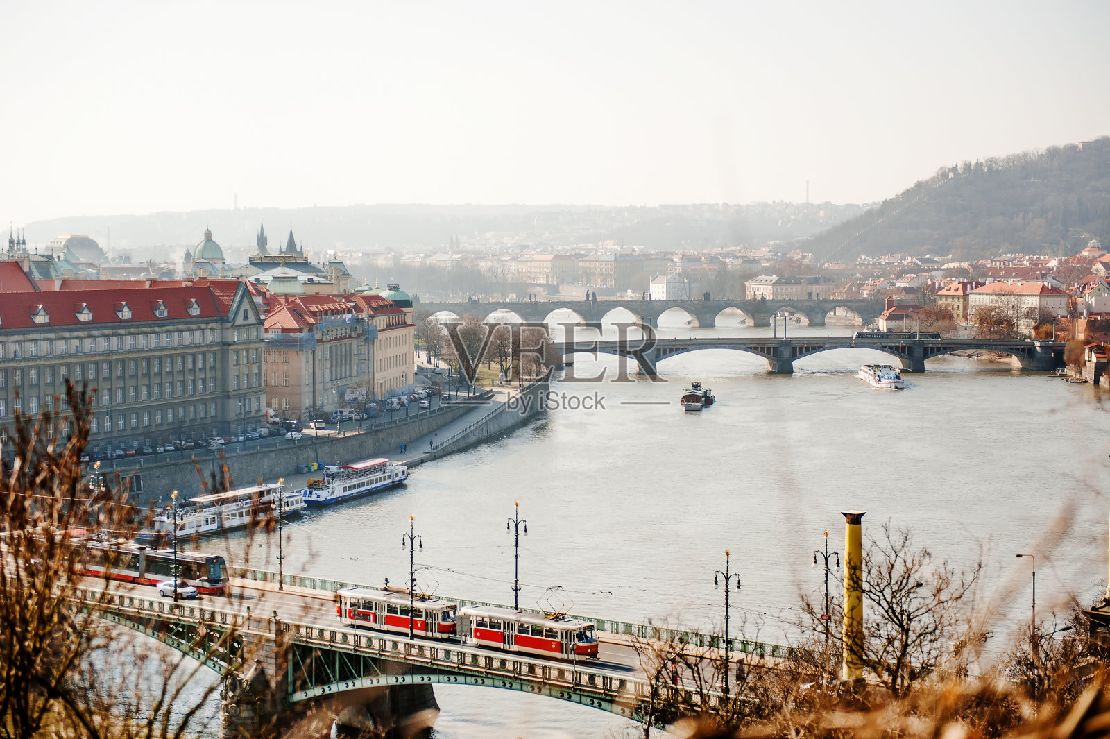 布拉格的天际线风景，伏尔塔瓦河上的桥梁在一个雾天，捷克共和国照片摄影图片