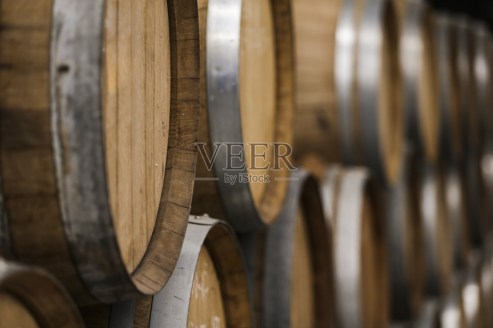 存放啤酒和葡萄酒的木桶仓库照片摄影图片