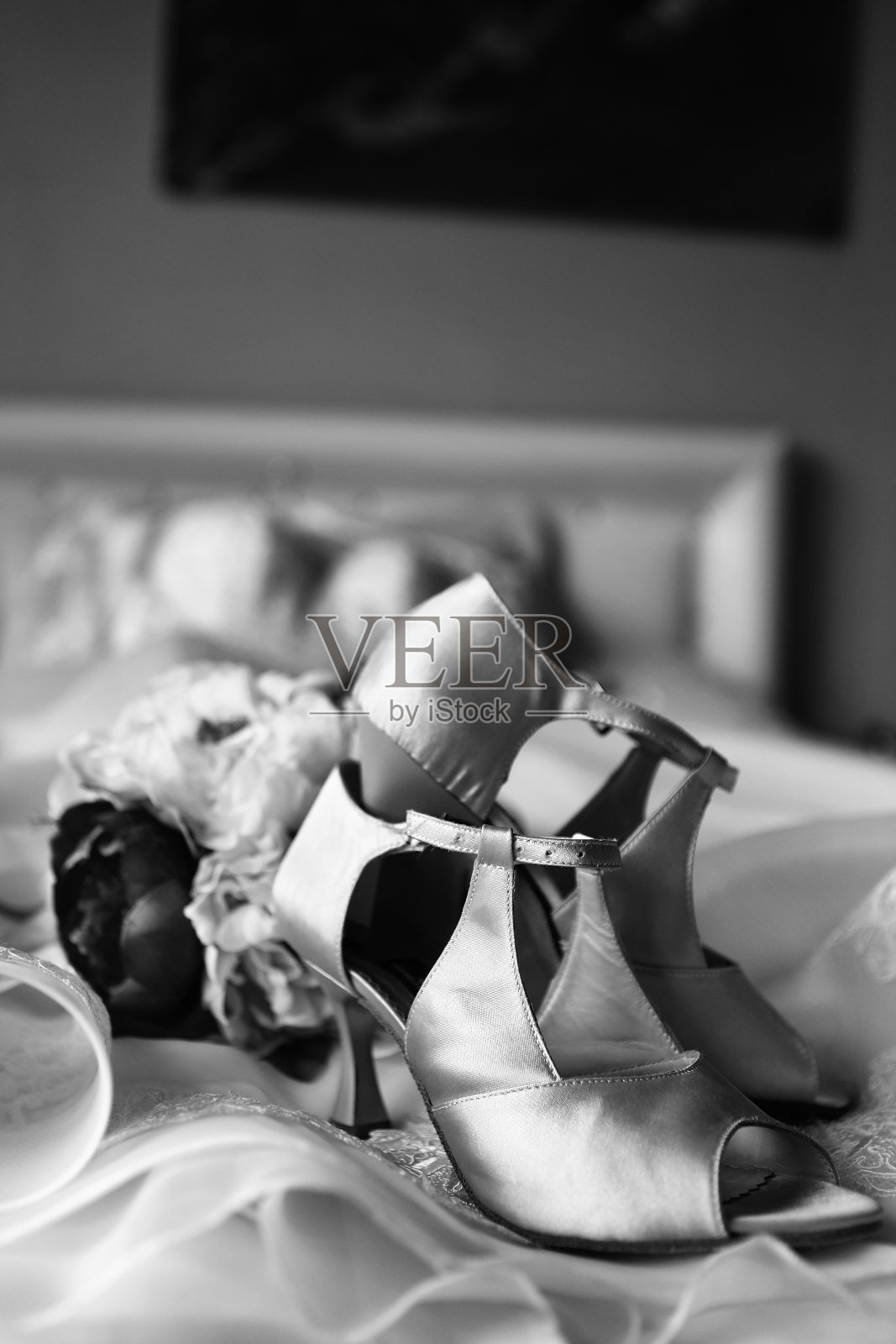 新娘的鞋放在床上照片摄影图片