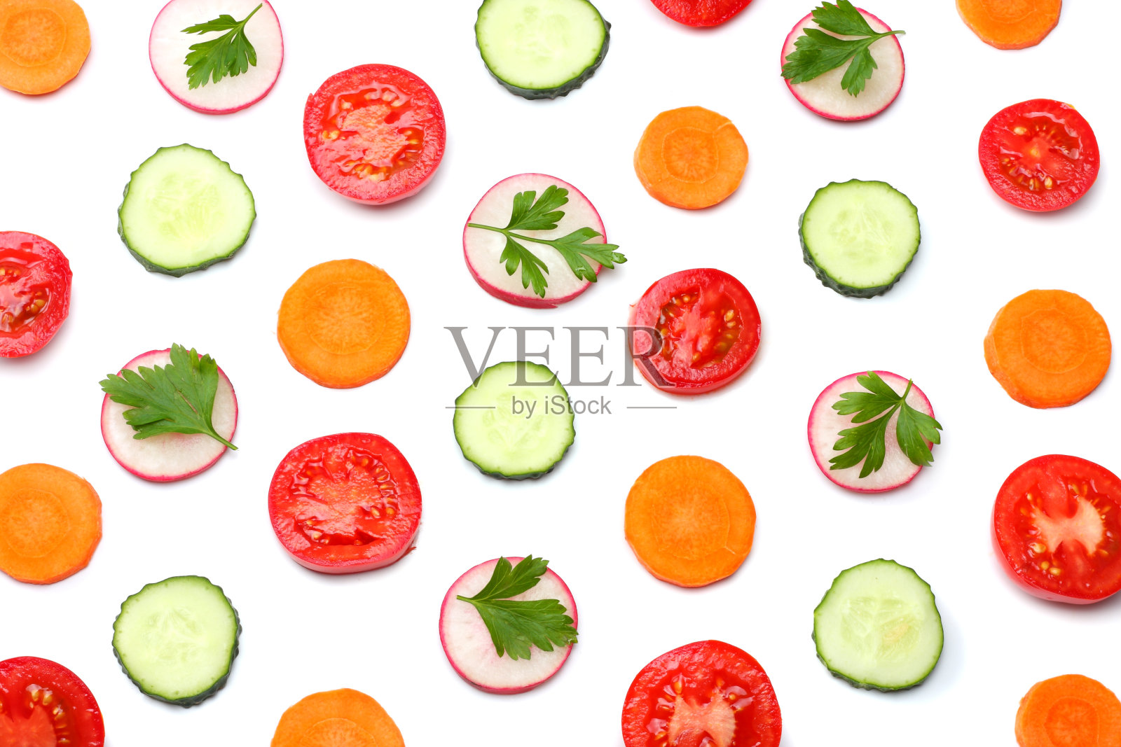 混合切片黄瓜，切片胡萝卜和番茄孤立在白色背景俯视图照片摄影图片