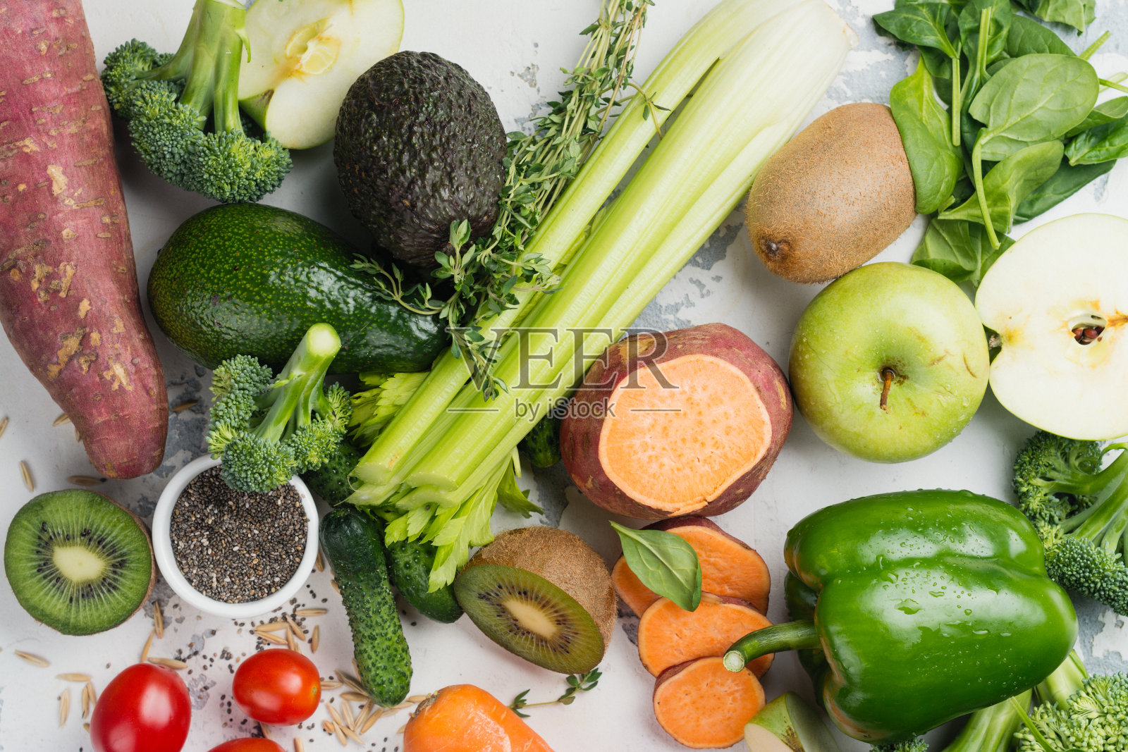 白色背景上的绿色水果和蔬菜照片摄影图片