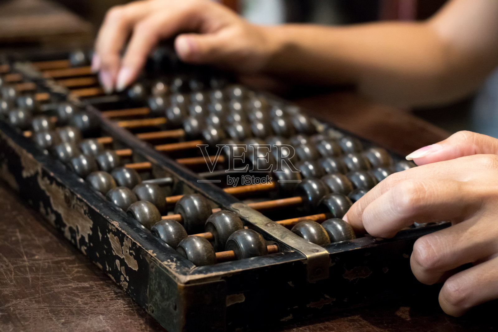 商人女人用木算盘(中国传统计算器)计算的手收了起来照片摄影图片