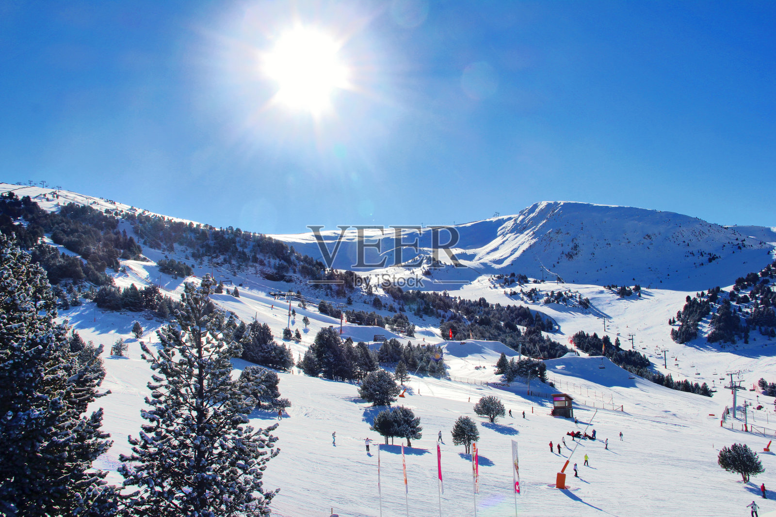 滑雪场在阳光明媚的日子。照片摄影图片