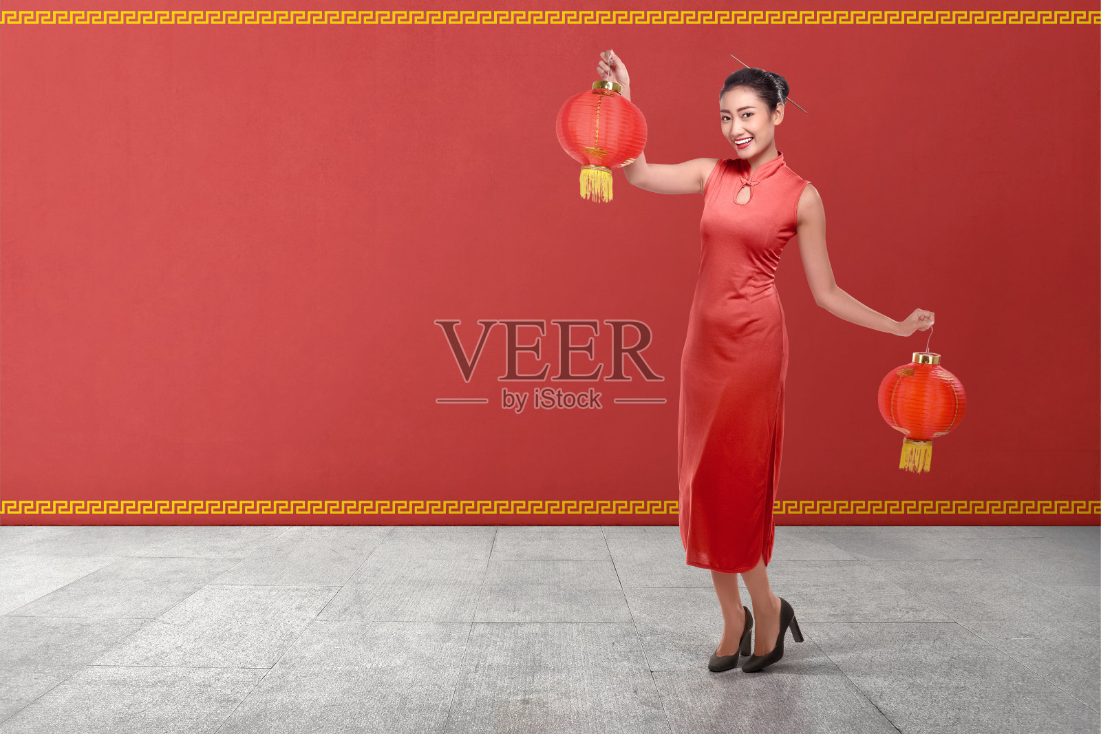 年轻的中国妇女身穿传统服装，手持红灯笼照片摄影图片