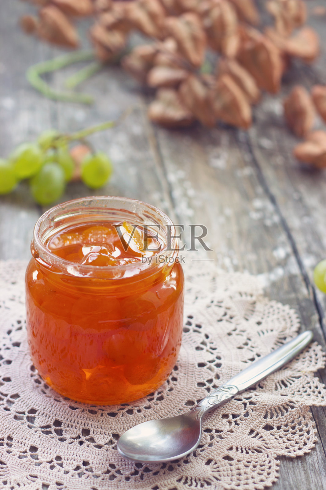 斯拉特科-白葡萄果酱(甜)，传统的塞尔维亚沙漠;白葡萄在糖浆在玻璃罐中照片摄影图片