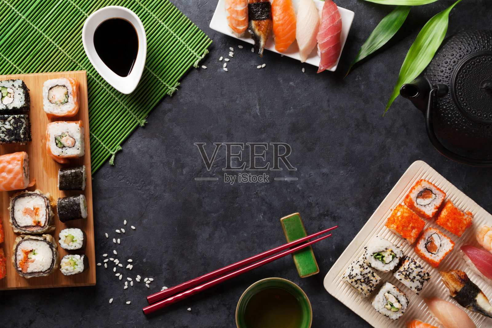 寿司，寿司卷和绿茶照片摄影图片
