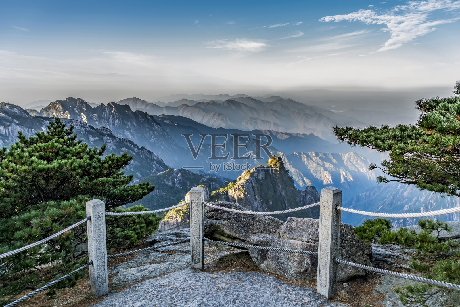 美丽的山景，雾和松柏在黄山，中国照片摄影图片