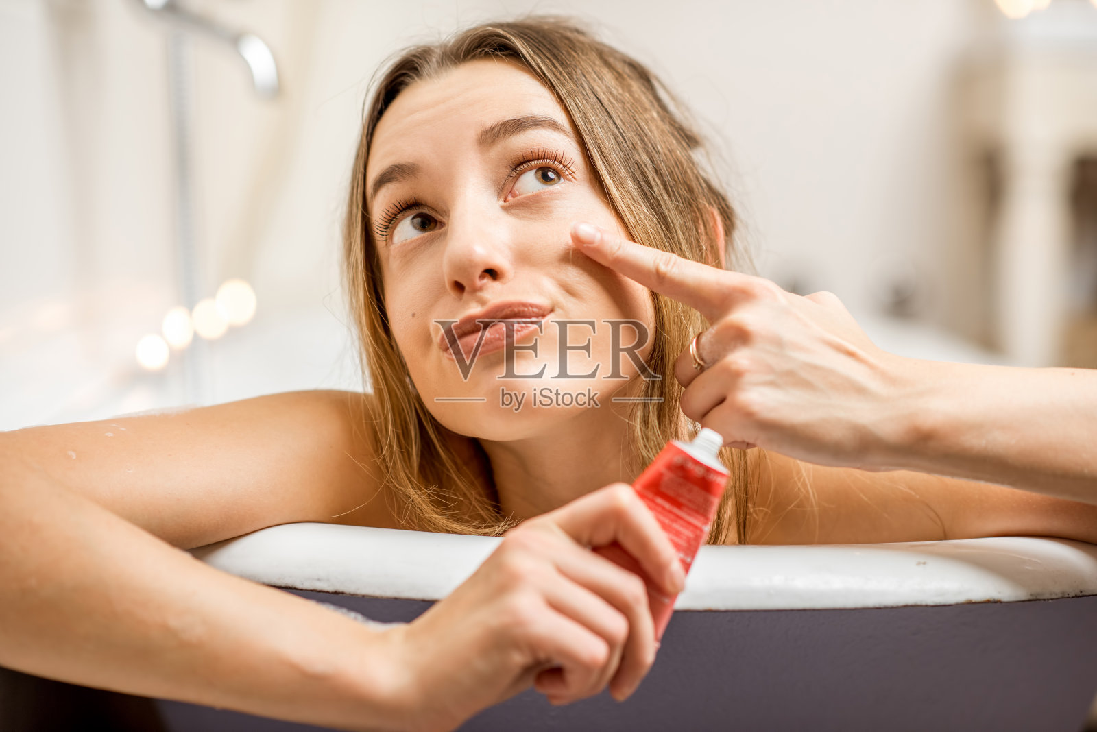 浴室里涂着面霜的女人照片摄影图片