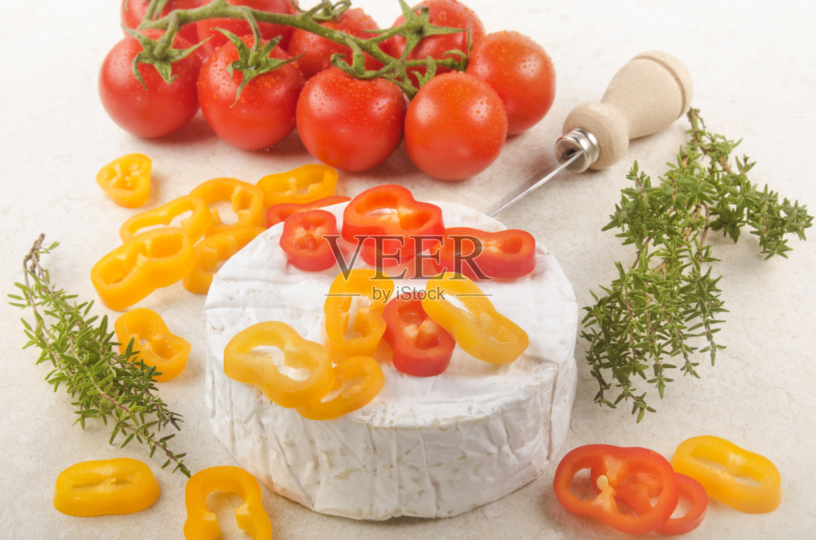 卡门贝尔奶酪配红辣椒，番茄和百里香照片摄影图片